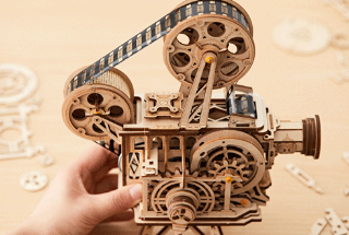 激光切割木質放映機，那抹不去的兒時記憶